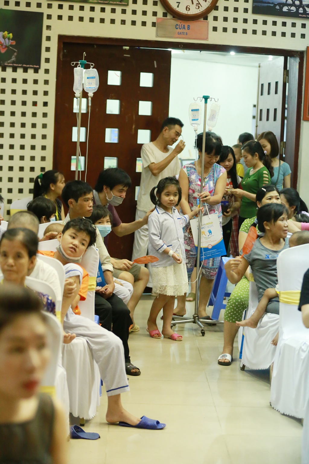xuc dong nhung hinh anh ve nu cuoi khoe cua benh nhi trong ngay 16