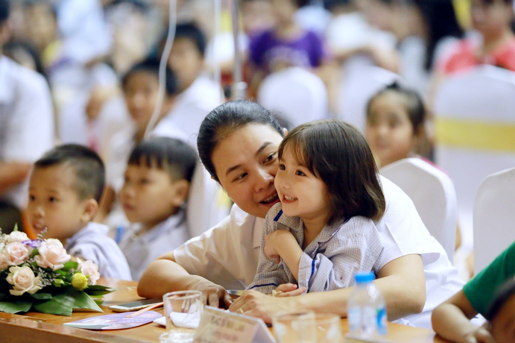 xuc dong nhung hinh anh ve nu cuoi khoe cua benh nhi trong ngay 16