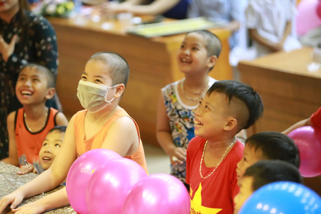 xuc dong nhung hinh anh ve nu cuoi khoe cua benh nhi trong ngay 16