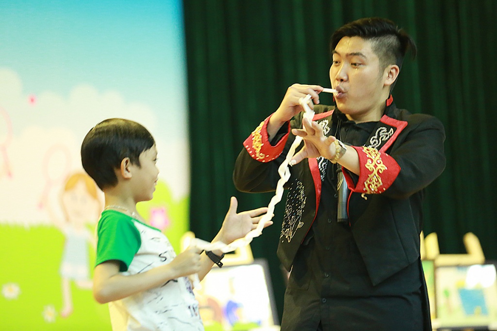 xuc dong nhung hinh anh ve nu cuoi khoe cua benh nhi trong ngay 16