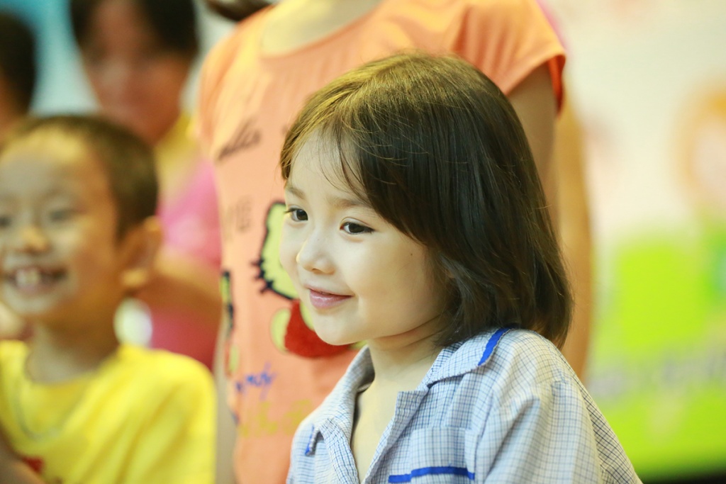 xuc dong nhung hinh anh ve nu cuoi khoe cua benh nhi trong ngay 16