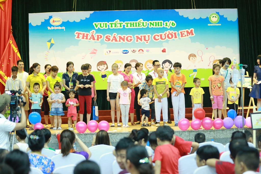 xuc dong nhung hinh anh ve nu cuoi khoe cua benh nhi trong ngay 16