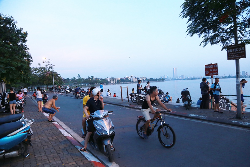nong dinh diem nguoi dan thu do lu luot ra ho tay giai nhiet