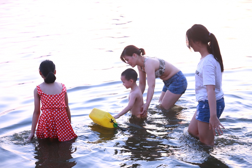 nong dinh diem nguoi dan thu do lu luot ra ho tay giai nhiet