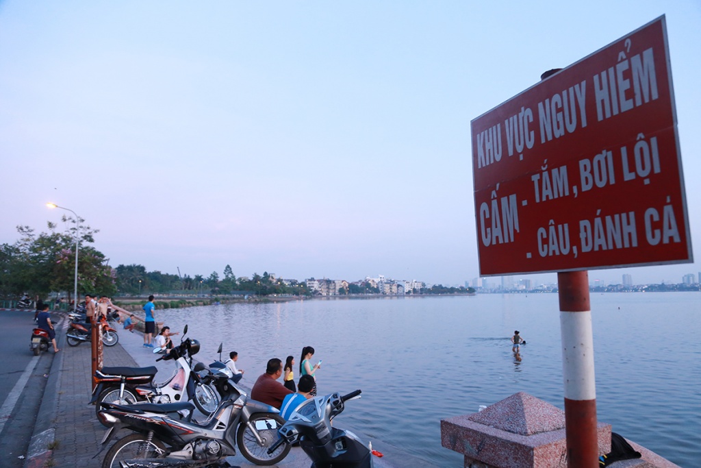 nong dinh diem nguoi dan thu do lu luot ra ho tay giai nhiet