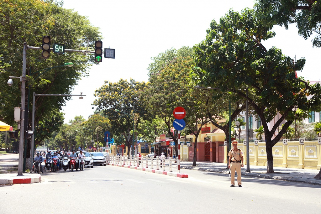 csgt doi nang dieu tiet phuong tien giua chao lua ha noi