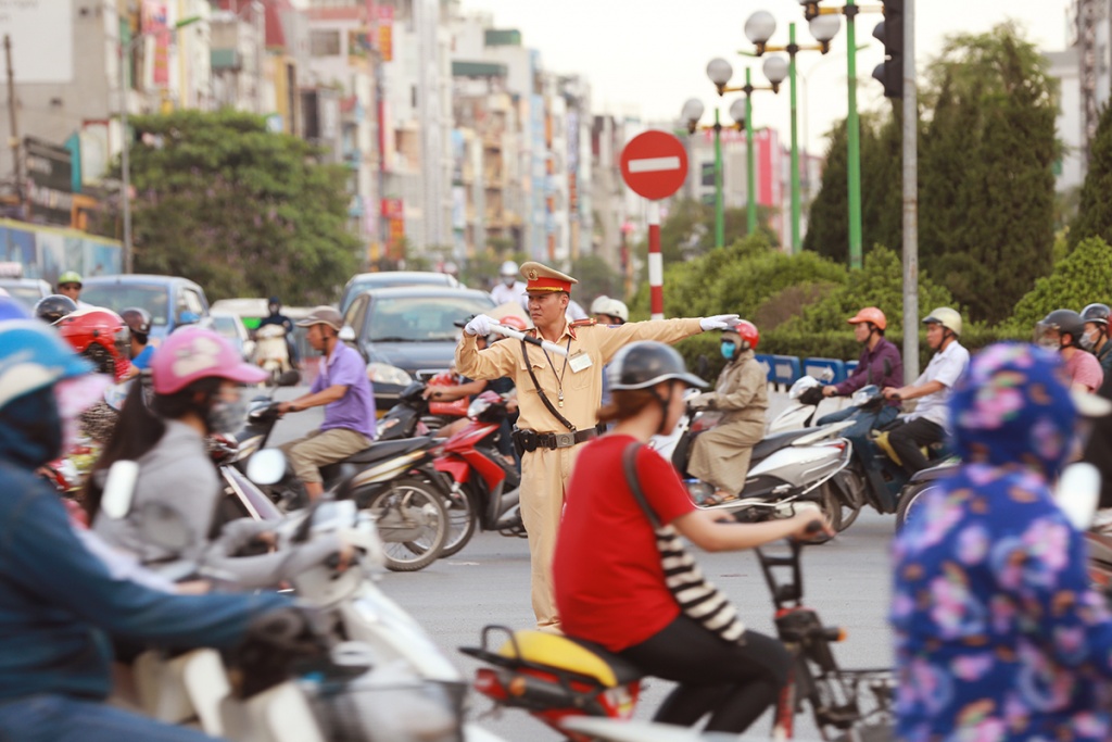 csgt doi nang dieu tiet phuong tien giua chao lua ha noi