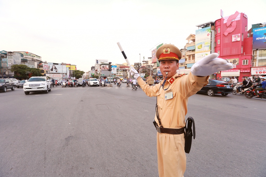csgt doi nang dieu tiet phuong tien giua chao lua ha noi
