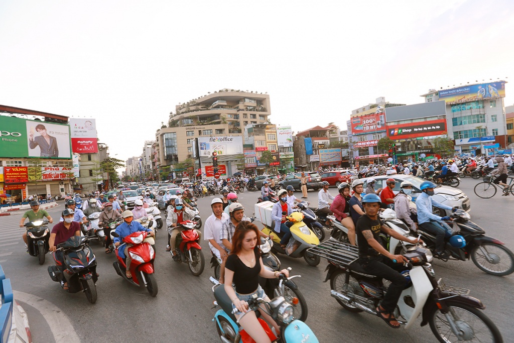 csgt doi nang dieu tiet phuong tien giua chao lua ha noi
