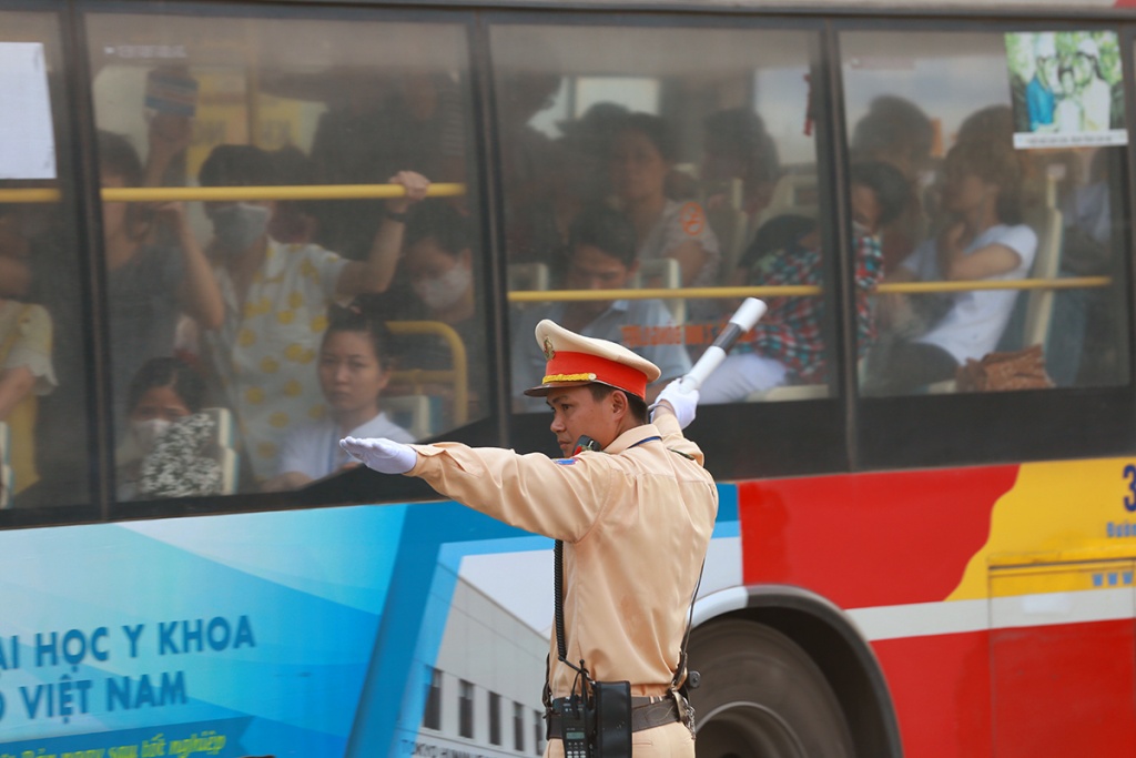 csgt doi nang dieu tiet phuong tien giua chao lua ha noi