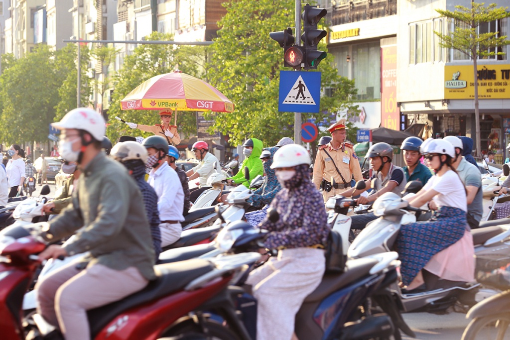 csgt doi nang dieu tiet phuong tien giua chao lua ha noi