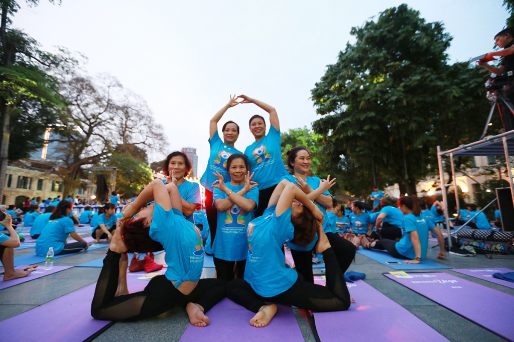 Độc đáo với màn trình diễn yoga của hàng nghìn người tại phố đi bộ doc dao voi man trinh dien yoga cua hang nghin nguoi tai pho di bo