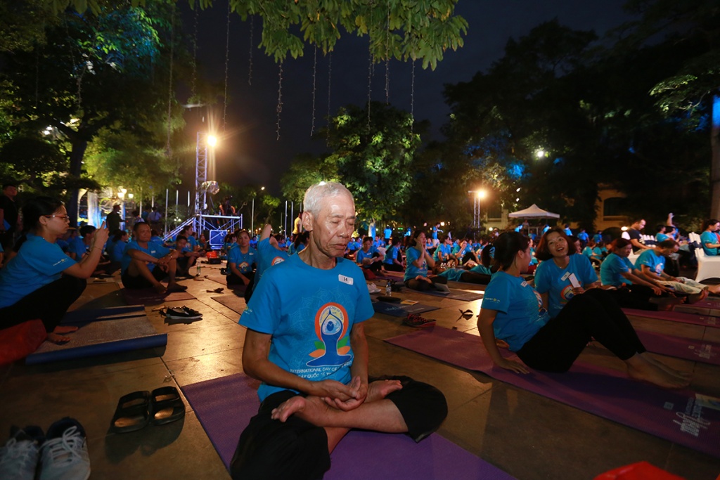 Độc đáo với màn trình diễn yoga của hàng nghìn người tại phố đi bộ doc dao voi man trinh dien yoga cua hang nghin nguoi tai pho di bo