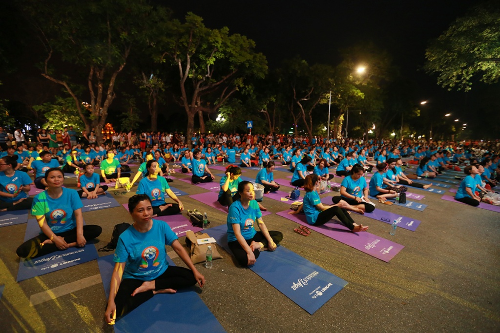 Độc đáo với màn trình diễn yoga của hàng nghìn người tại phố đi bộ doc dao voi man trinh dien yoga cua hang nghin nguoi tai pho di bo