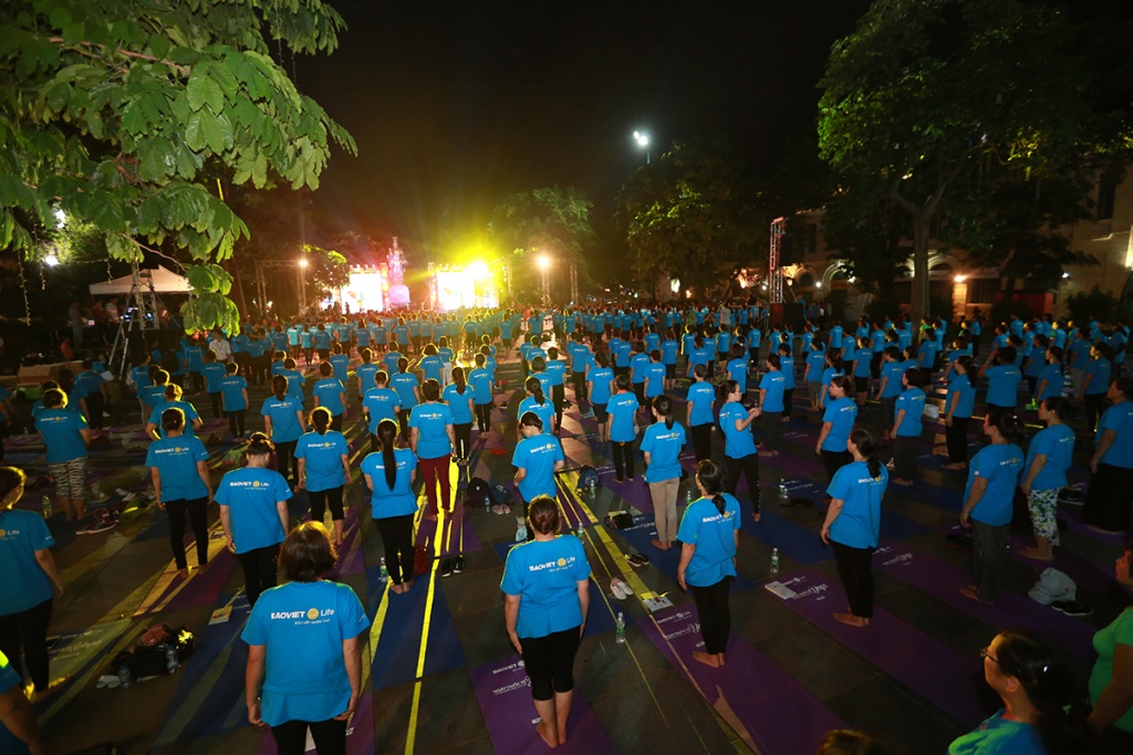 Độc đáo với màn trình diễn yoga của hàng nghìn người tại phố đi bộ doc dao voi man trinh dien yoga cua hang nghin nguoi tai pho di bo
