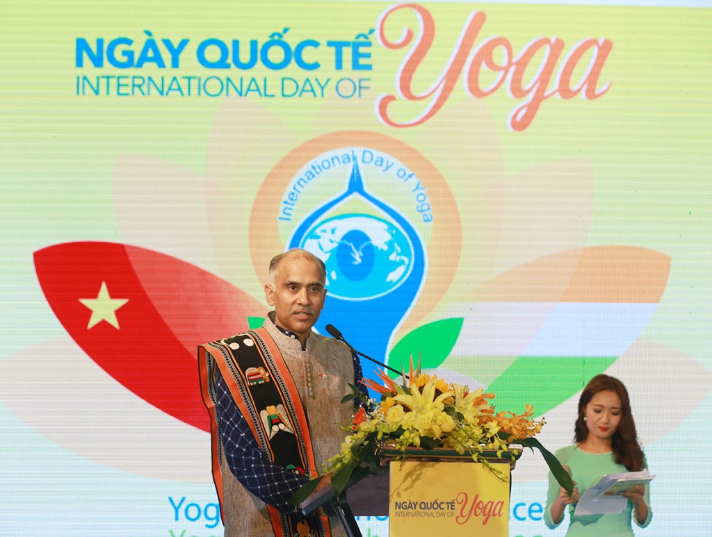 Độc đáo với màn trình diễn yoga của hàng nghìn người tại phố đi bộ doc dao voi man trinh dien yoga cua hang nghin nguoi tai pho di bo