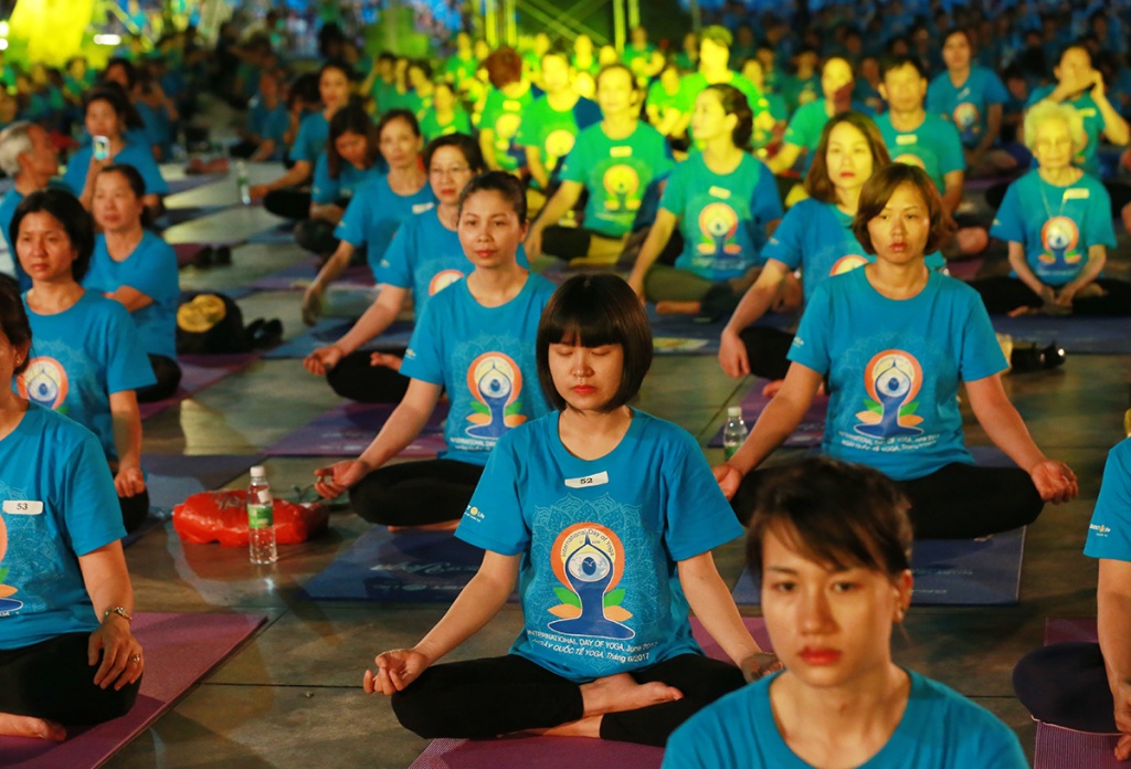 Độc đáo với màn trình diễn yoga của hàng nghìn người tại phố đi bộ doc dao voi man trinh dien yoga cua hang nghin nguoi tai pho di bo