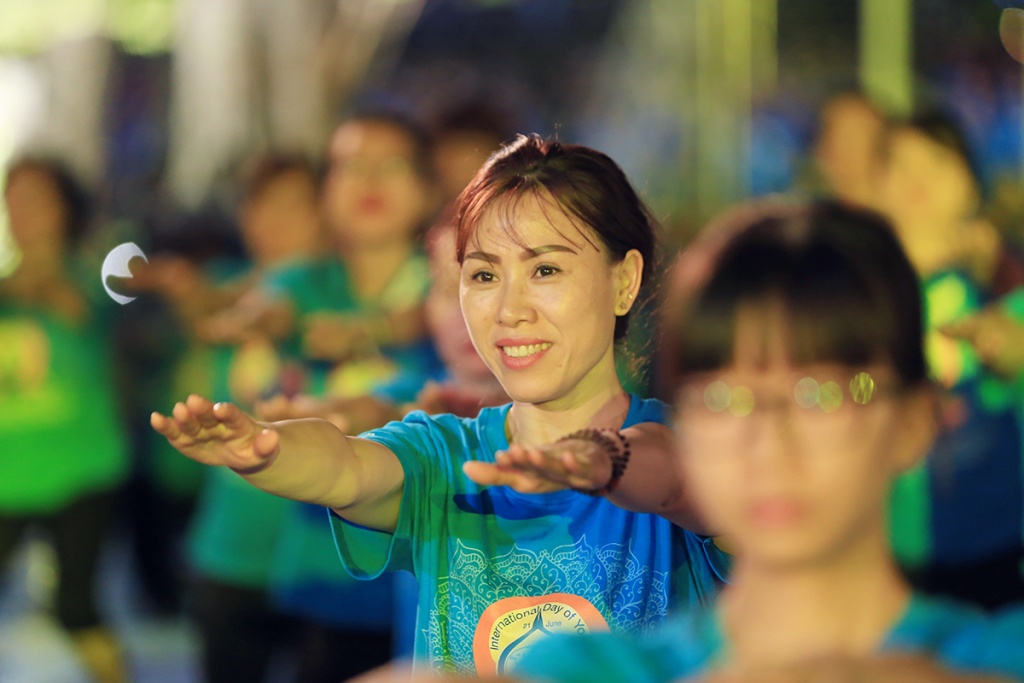 Độc đáo với màn trình diễn yoga của hàng nghìn người tại phố đi bộ doc dao voi man trinh dien yoga cua hang nghin nguoi tai pho di bo