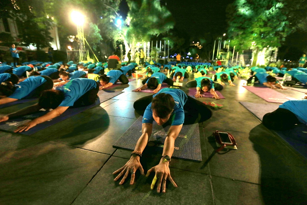 Độc đáo với màn trình diễn yoga của hàng nghìn người tại phố đi bộ doc dao voi man trinh dien yoga cua hang nghin nguoi tai pho di bo