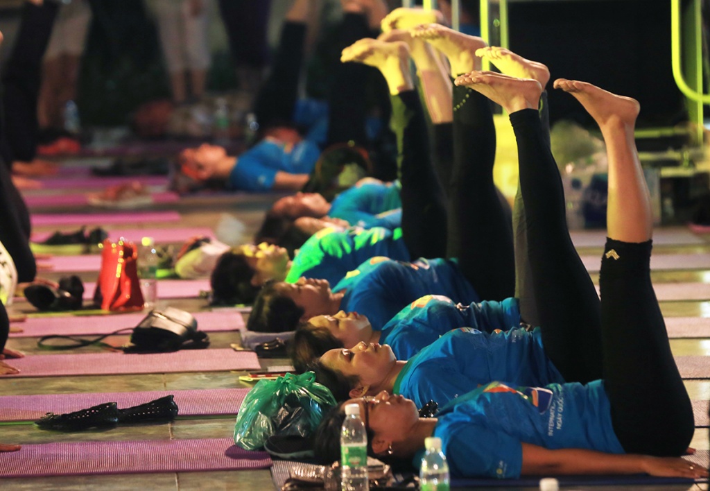 Độc đáo với màn trình diễn yoga của hàng nghìn người tại phố đi bộ doc dao voi man trinh dien yoga cua hang nghin nguoi tai pho di bo
