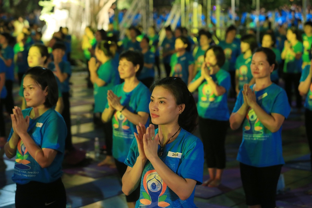 Độc đáo với màn trình diễn yoga của hàng nghìn người tại phố đi bộ doc dao voi man trinh dien yoga cua hang nghin nguoi tai pho di bo