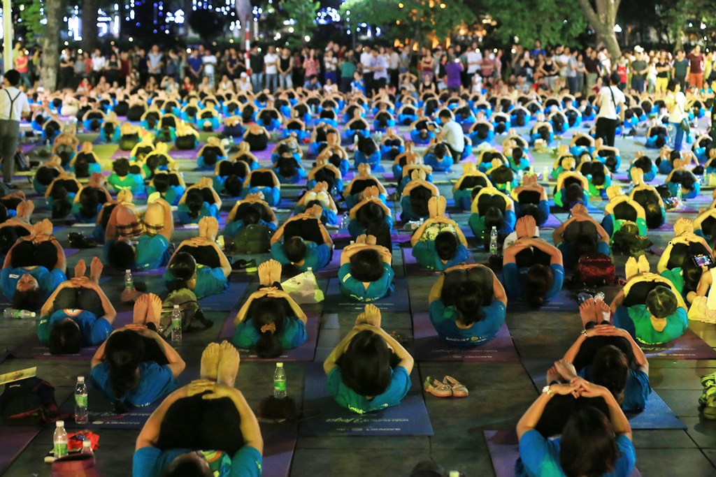 Độc đáo với màn trình diễn yoga của hàng nghìn người tại phố đi bộ doc dao voi man trinh dien yoga cua hang nghin nguoi tai pho di bo