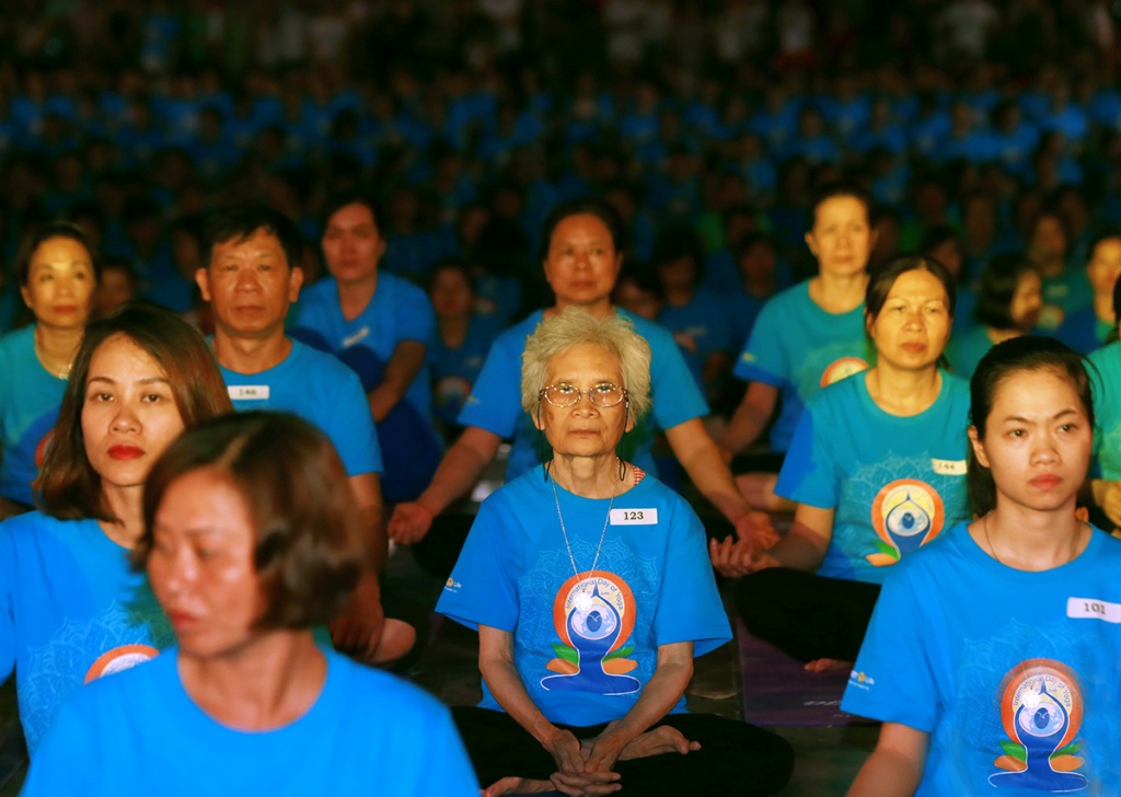Độc đáo với màn trình diễn yoga của hàng nghìn người tại phố đi bộ doc dao voi man trinh dien yoga cua hang nghin nguoi tai pho di bo