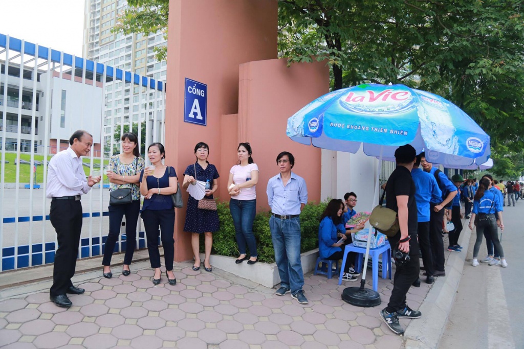 cam dong hinh anh phu huynh ngong cho con truoc cong truong thi