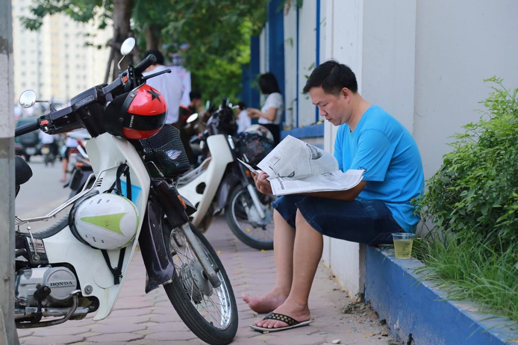 cam dong hinh anh phu huynh ngong cho con truoc cong truong thi