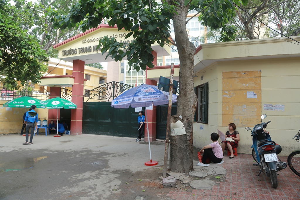cam dong hinh anh phu huynh ngong cho con truoc cong truong thi