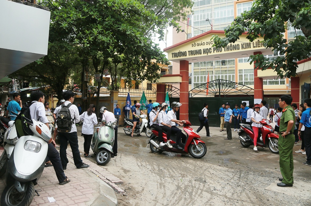 cam dong hinh anh phu huynh ngong cho con truoc cong truong thi