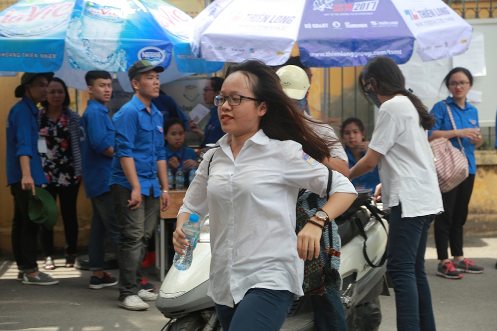 mon toan thpt 2017 diem truong chu van an hang loat thi sinh vao phong thi muon