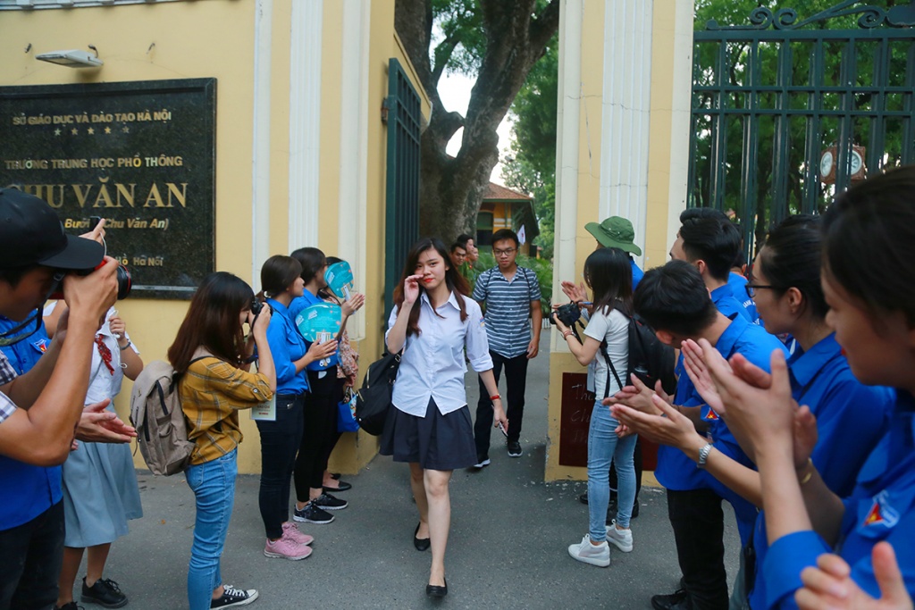 nu sinh diem truong buoi nhi nhanh buoc ra khoi phong thi