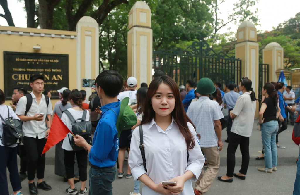 nu sinh diem truong buoi nhi nhanh buoc ra khoi phong thi