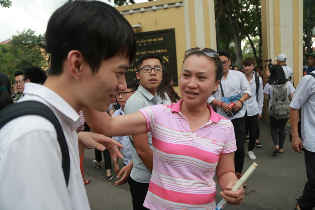 nu sinh diem truong buoi nhi nhanh buoc ra khoi phong thi