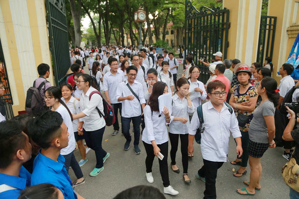 nu sinh diem truong buoi nhi nhanh buoc ra khoi phong thi
