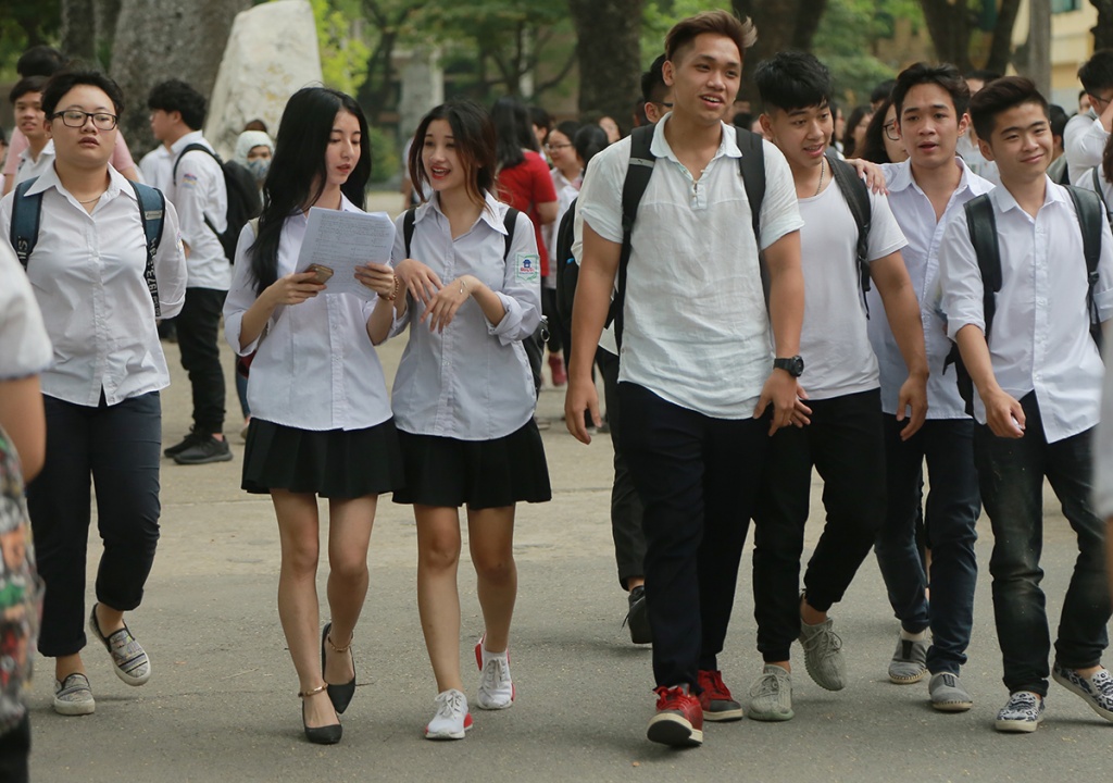 nu sinh diem truong buoi nhi nhanh buoc ra khoi phong thi
