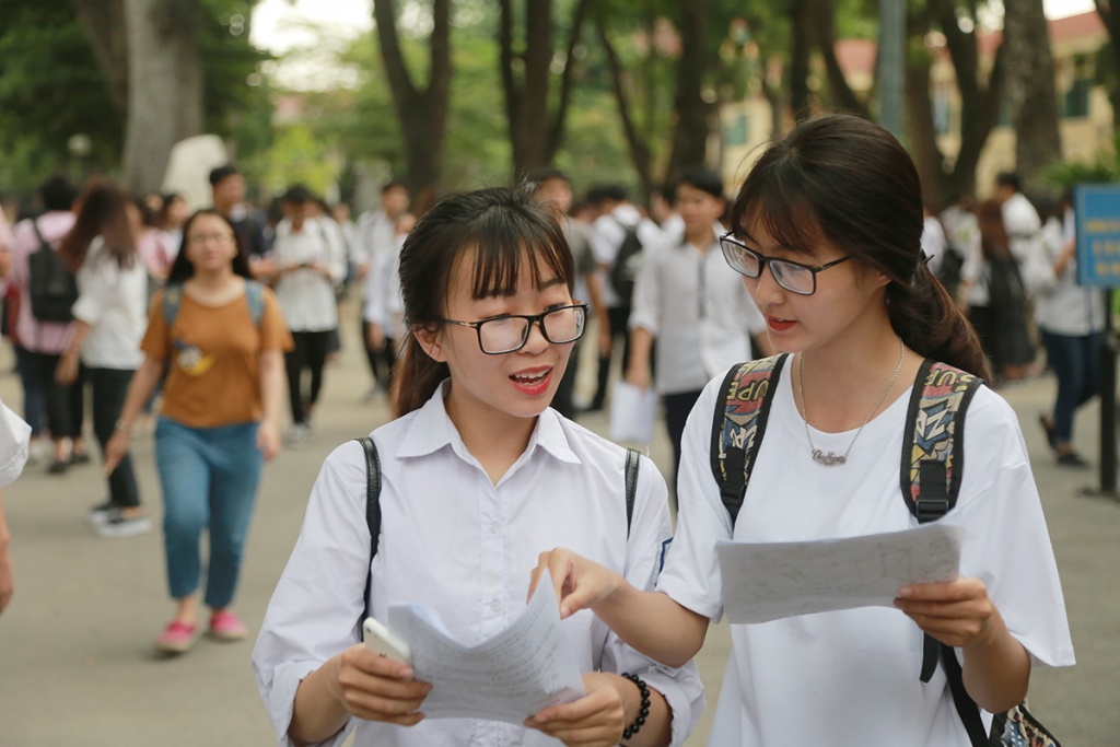 nu sinh diem truong buoi nhi nhanh buoc ra khoi phong thi