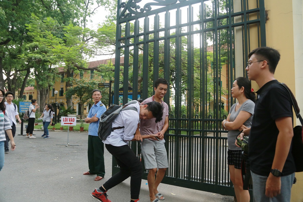 nu sinh diem truong buoi nhi nhanh buoc ra khoi phong thi