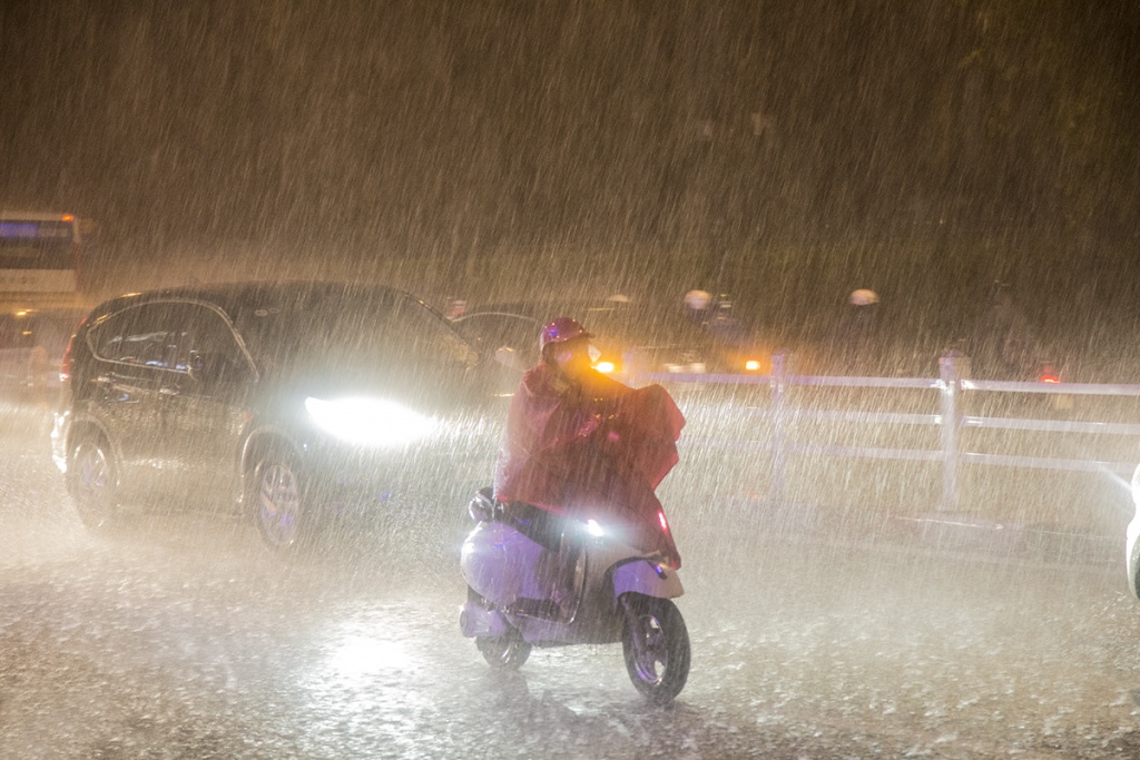 mua lon tai ha noi nhieu tuyen pho ngap den dem
