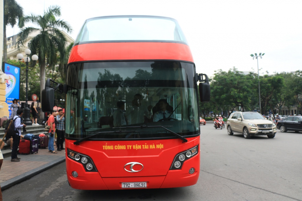xe bus 2 tang tai ha noi co thiet ke tu lanh nhu quan bar