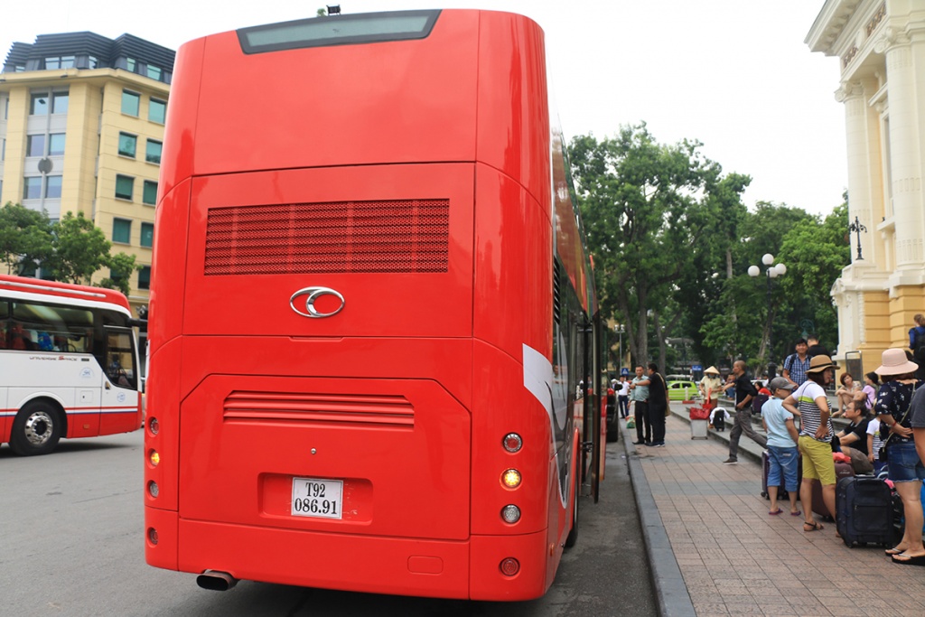 xe bus 2 tang tai ha noi co thiet ke tu lanh nhu quan bar