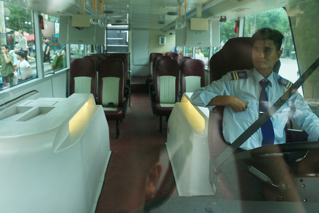 xe bus 2 tang tai ha noi co thiet ke tu lanh nhu quan bar
