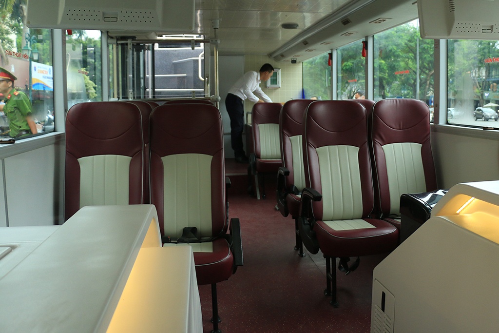 xe bus 2 tang tai ha noi co thiet ke tu lanh nhu quan bar