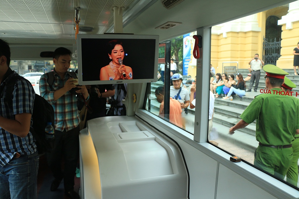 xe bus 2 tang tai ha noi co thiet ke tu lanh nhu quan bar