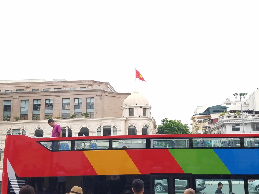 xe bus 2 tang tai ha noi co thiet ke tu lanh nhu quan bar