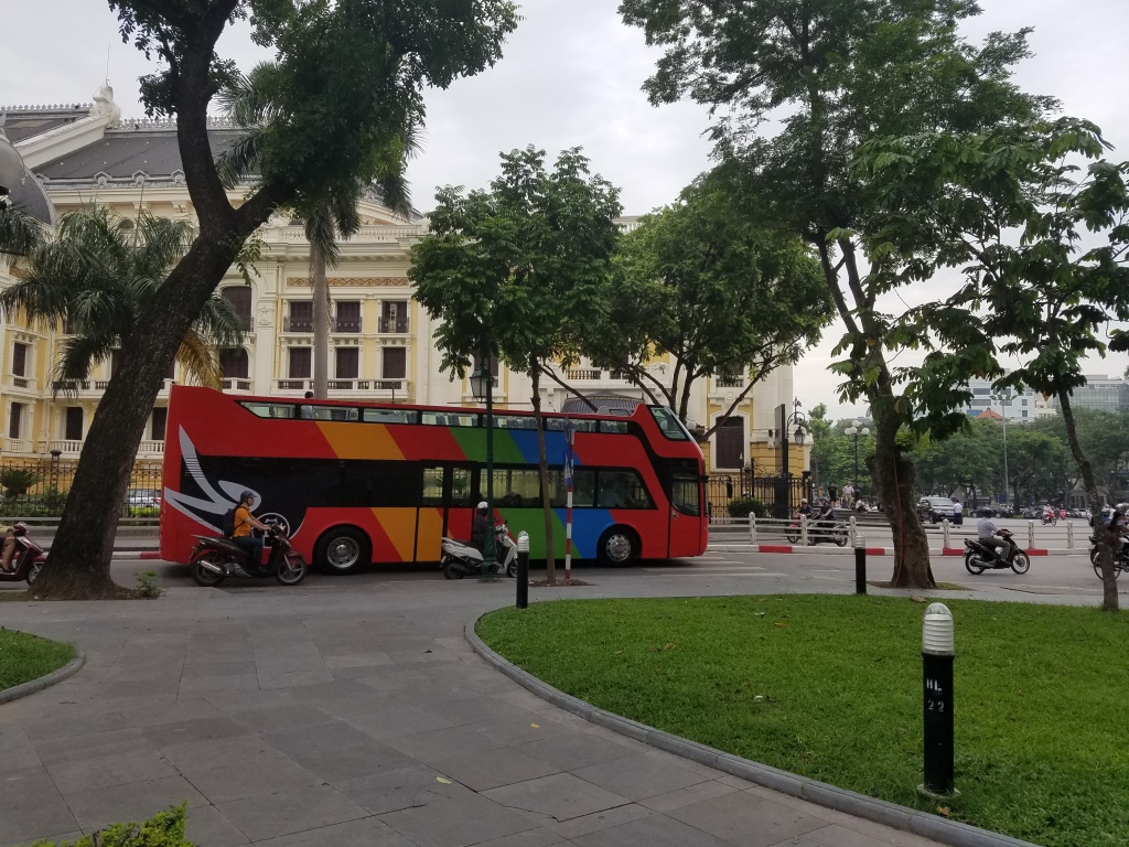 xe bus 2 tang tai ha noi co thiet ke tu lanh nhu quan bar