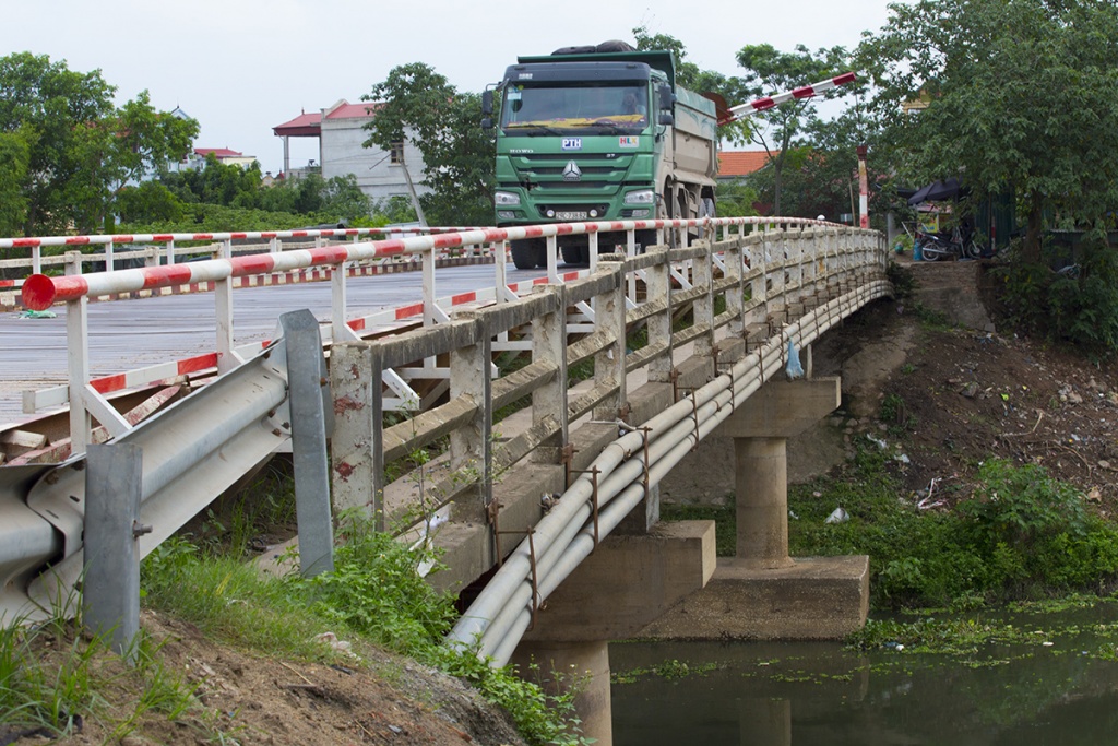 cay cau bac qua 2 the ky o ha noi hang ngay dang bi bop chet