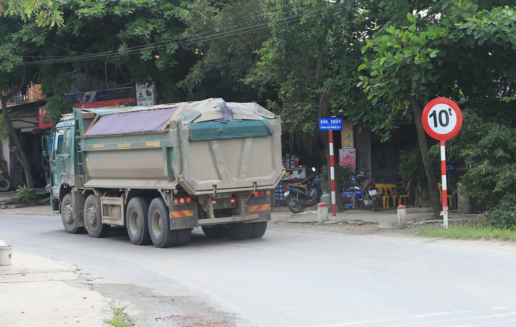 cay cau bac qua 2 the ky o ha noi hang ngay dang bi bop chet