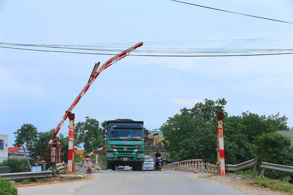 cay cau bac qua 2 the ky o ha noi hang ngay dang bi bop chet